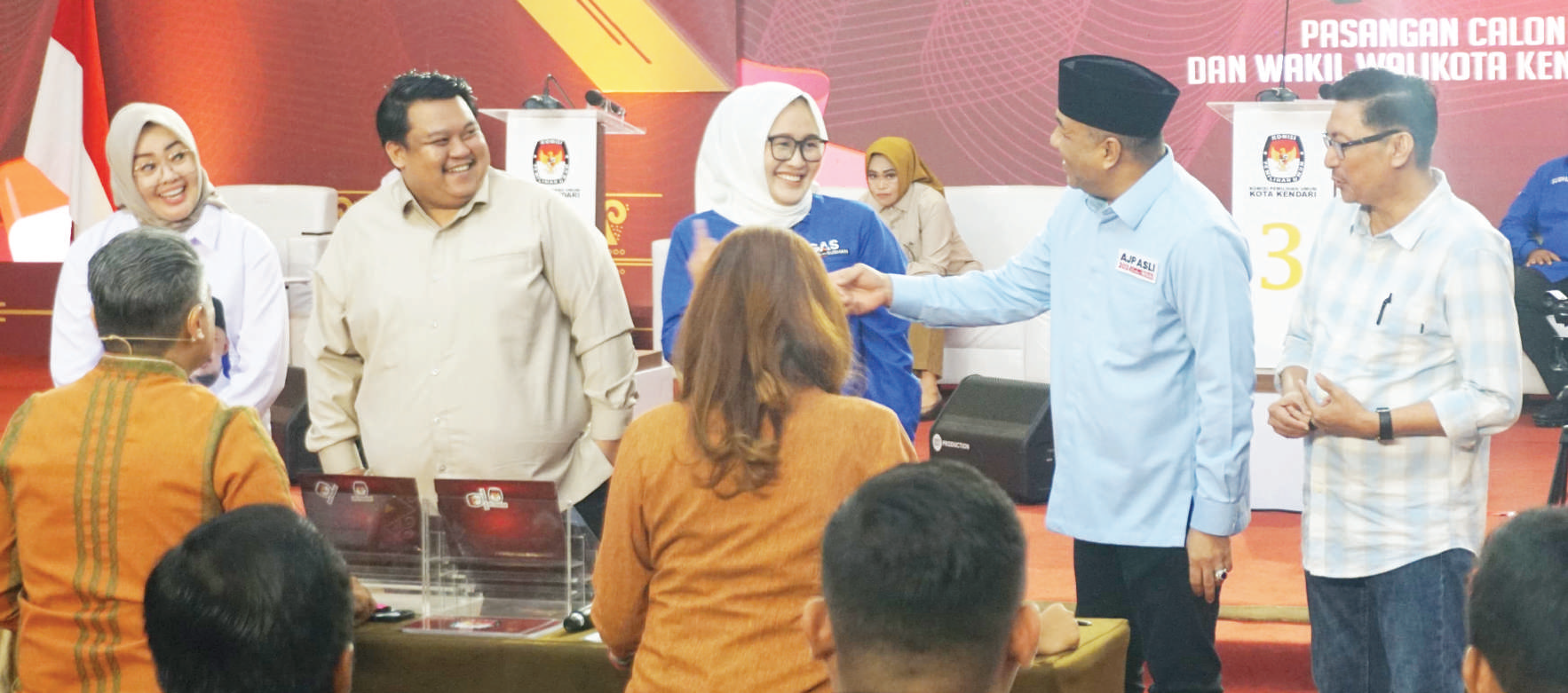 Pasangan calon Wali Kota dan Wakil Wali Kota Kendari tahun 2024 saat debat publik pertama di Claro Hotel Kendari, Rabu (30/10/2024). (MUH. ABDI ASMAUL AMRIN/ KENDARI POS)