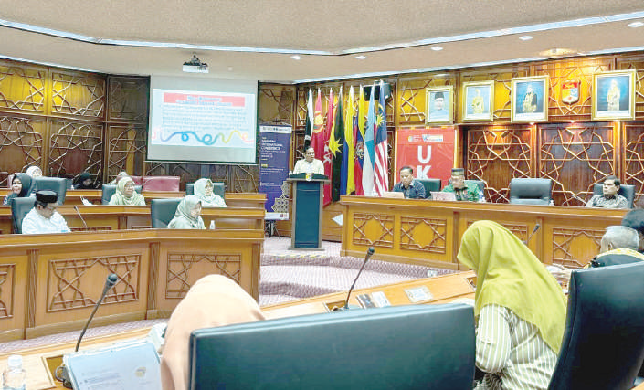 Rektor IAIN Kendari, Prof. Dr. Husain Insawan, M.Ag., saat menjadi keynote speaker dalam The 3rd ICOIFIL di UKM, beberapa waktu lalu. (Humas IAIN Kendari)