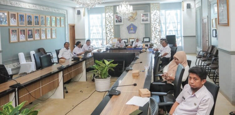 KERJASAMA SISTER CITY : Rapat rencana aksi kelanjutan kerja sama antara Kota Kendari dan Communaute d”™Agglomeration de La Rochelle (CDA) La Rochelle Prancis di Balai Kota Kendari kemarin. (AGUS SETIAWAN/KENDARI POS)