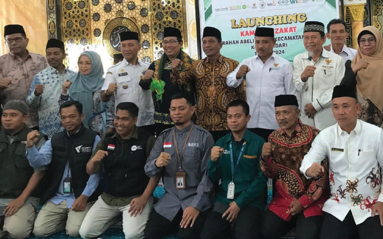  (Berdiri Belakang) Direktur Zakat Wakaf Kemenag RI, Prof. Waryono (lima dari kiri), Kepala Kanwil Kemenag Sultra, Muhammad Saleh (enam dari kiri) dan Kepala Kantor Kemenag Kota Kendari, Hj Marni (kanan) pada peluncuran Kampung Zakat di Kelurahan Abeli Dalam kemarin. (REZKY AMALWAHDANIA/KENDARI POS)