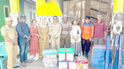 PEDULI : Pjs Bupati Konut, Laode Saifuddin (kelima dari kiri) didampingi sejumlah pejabatnya ketika menyerahkan paket bantuan pada warga korban kebakaran. (PROKOPIM SETKAB KONAWE UTARA FOR KENDARI POS)