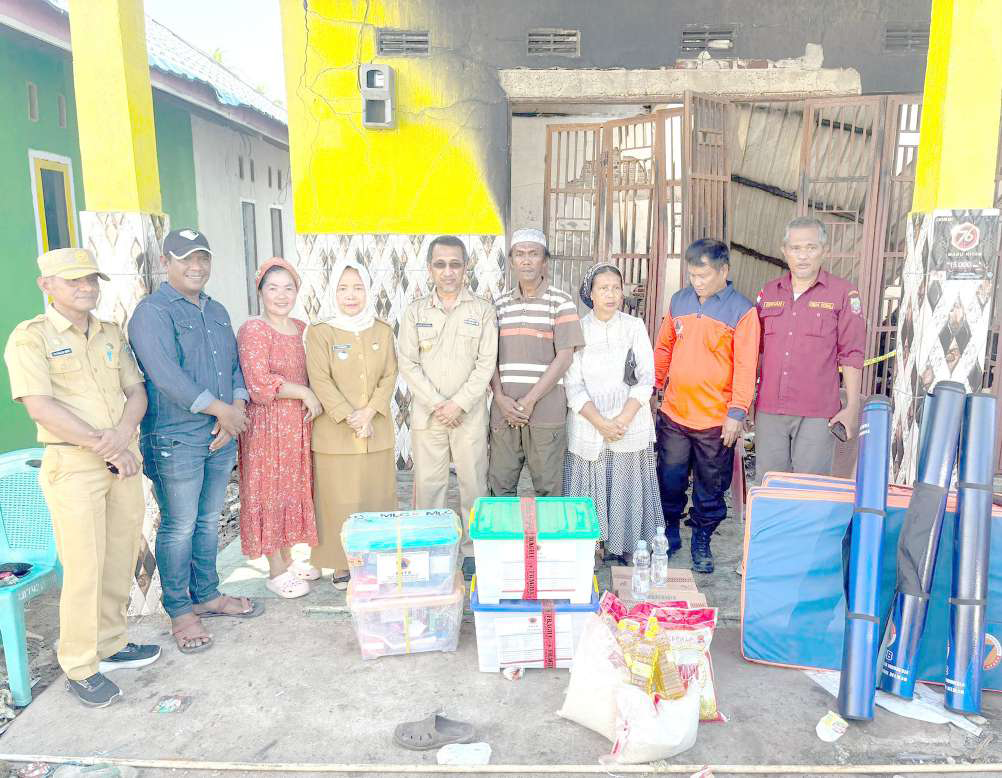 PEDULI : Pjs Bupati Konut, Laode Saifuddin (kelima dari kiri) didampingi sejumlah pejabatnya ketika menyerahkan paket bantuan pada warga korban kebakaran. (PROKOPIM SETKAB KONAWE UTARA FOR KENDARI POS)