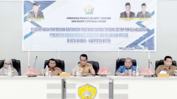 DATA WILAYAH : Seminar awal pendampingan penyusunan Raperda sistem pemerintahan daerah berbasis data desa/ kelurahan yan dibuka Asisten III Setkot Baubau, La Ode Darussalam, kemarin. (DINAS KOMINFO KOTA BAUBAU FOR KENDARI POS)