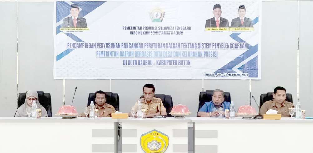 DATA WILAYAH : Seminar awal pendampingan penyusunan Raperda sistem pemerintahan daerah berbasis data desa/ kelurahan yan dibuka Asisten III Setkot Baubau, La Ode Darussalam, kemarin. (DINAS KOMINFO KOTA BAUBAU FOR KENDARI POS)