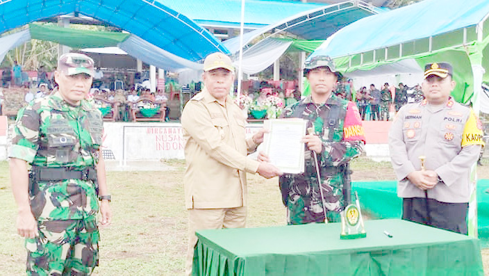 GOTONG-ROYONG : Pembukaan kegiatan TMMD ke-122 di Kulisusu Utara oleh Wakil Bupati Butur, Ahali (kedua dari kiri) yang turut dihadiri jajaran Komando Resort Militer 143/HO. (DISKOMINFO KABUPATEN BUTON UTARA FOR KENDARI POS)