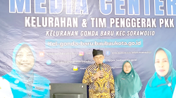 KONTRIBUSI KELURAHAN : Pj Wali Kota Baubau, Dr. H. Muh Rasman Manafi ketika berada di ruang media center Kelurahan Gonda Baru, Kecamatan Sorawolio, dalam persiapan mewakili daerah pada lomba 10 program pokok PKK tingkat Provinsi Sultra. (DISKOMINFO KOTA BAUBAU FOR KENDARI POS)