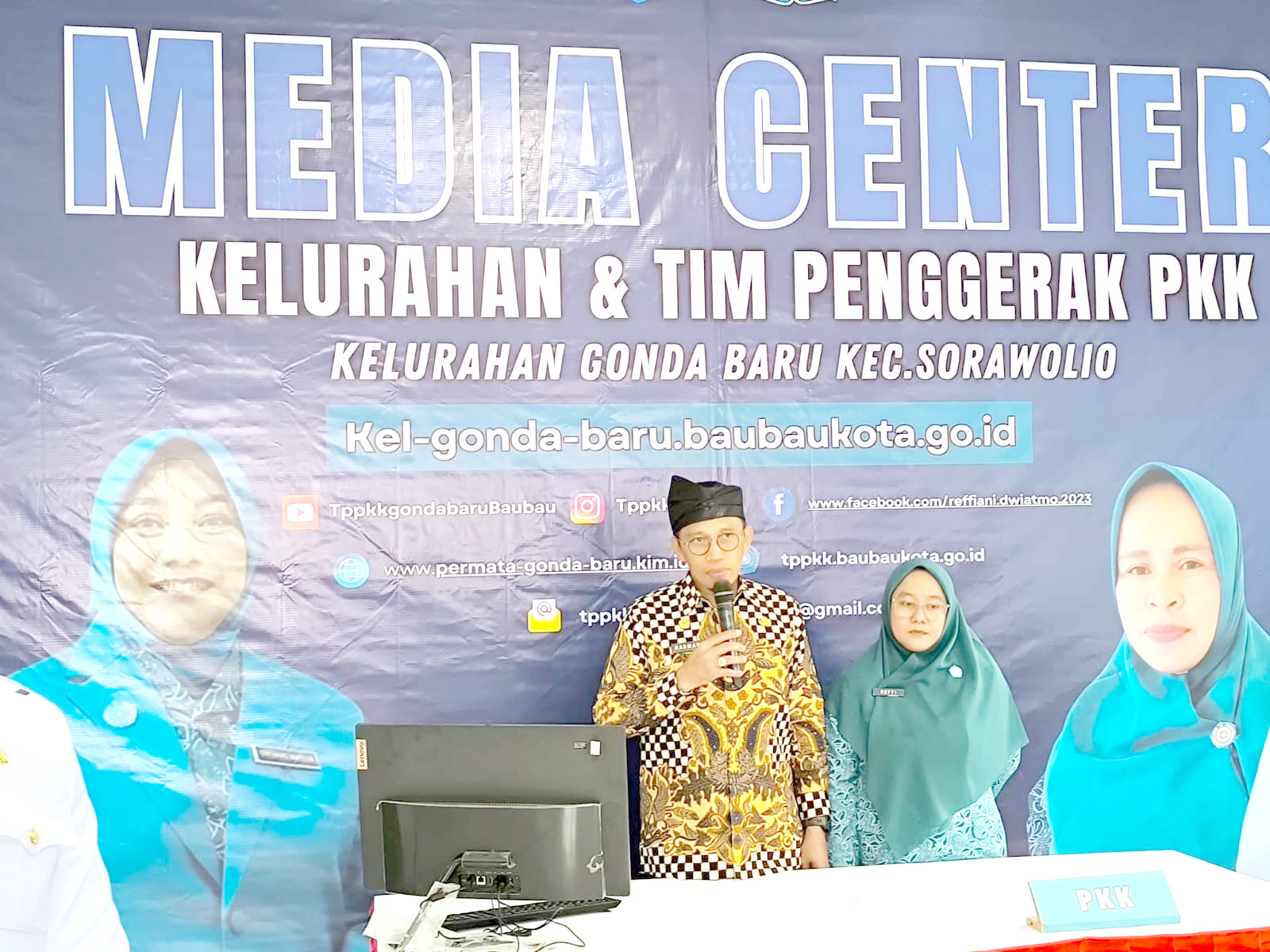 KONTRIBUSI KELURAHAN : Pj Wali Kota Baubau, Dr. H. Muh Rasman Manafi ketika berada di ruang media center Kelurahan Gonda Baru, Kecamatan Sorawolio, dalam persiapan mewakili daerah pada lomba 10 program pokok PKK tingkat Provinsi Sultra. (DISKOMINFO KOTA BAUBAU FOR KENDARI POS)