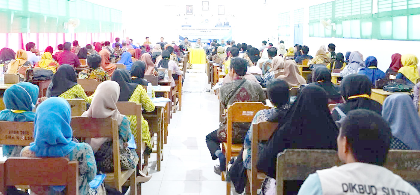 MERDEKA BELAJAR : Suasana pelatihan kompetensi guru dalam memanfaatkan pembelajaran paradigma baru di era Kurikulum Merdeka yang dibuka Pj Bupati Kolut, Yusmin. (DISKOMINFO KABUPATEN KOLAKA UTARA FOR KENDARI POS)