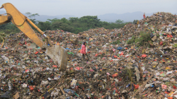 Tempat pembuangan akhir (TPA), Puuwatu, kota Kendari, mengusung konsep pengelolaan sampah secara terpadu dan ramah lingkungan. TPA Puuwatu menerapkan beberapa terobosan dalam pengelolaan sampah, salah satunya yaitu mengolah sampah menjadi gas metan, yang dapat digunakan sebagai bahan bakar genset. (MUH. ABDI ASMAUL AMRIN/KENDARI POS)