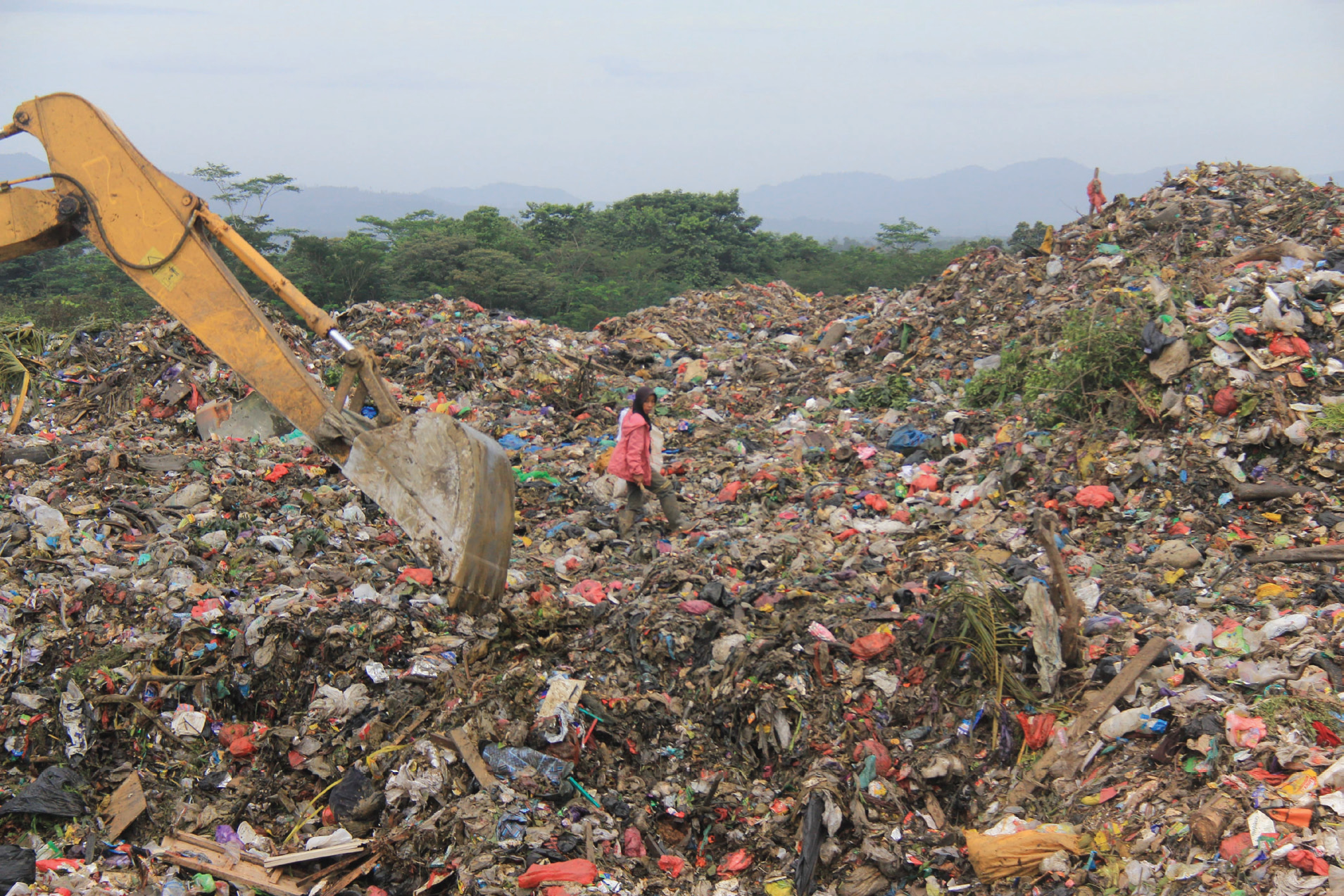 Tempat pembuangan akhir (TPA), Puuwatu, kota Kendari, mengusung konsep pengelolaan sampah secara terpadu dan ramah lingkungan. TPA Puuwatu menerapkan beberapa terobosan dalam pengelolaan sampah, salah satunya yaitu mengolah sampah menjadi gas metan, yang dapat digunakan sebagai bahan bakar genset. (MUH. ABDI ASMAUL AMRIN/KENDARI POS)