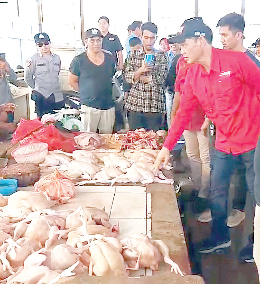 BENAHI PASAR : Calon Bupati Kolaka nomor urut 2, Muhammad Jayadin (kanan) saat melakukan blusukan di Pasar Bokeo Laduma atau Pasar Baru di Kelurahan DawiDawi, kemarin. (ZULFADLY NUR/KENDARI POS)