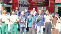 Wakil Direktur Kendari Pos Awal Nurjadin (lima dari kiri), Manager Mobile Consumer Branch Telkomsel Kendari Mahmud Hilaluddin (lima dari kanan), Kepala SMA Kartika XX-2 Kendari La Ode Suayib (tengah), Kepala SMP Kartika XX-6 Kendari M.Pausi (empat dari kanan) management Kendari Pos bersama siswa-siswi SMA dan SMP Kartika Kendari. (IST)