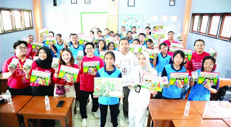 Asuransi Sinar Mas Didampingi Perwakilan OJK Sulawesi Tenggara Bagikan Celengan Impian & Buku Gambar Bagi Siswa/i SD Negeri 4 Kendari (IST)