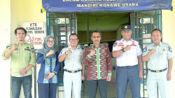 Pjs Bupati Konut, La Ode Saifuddin (3 dari kanan), didampingi Kepala Dinas Perhubungan (Dishub) Konut, Mirwan Mansyur (2 dari kanan), Kepala Cabang Jasa Raharja Sultra, Abdillah (3 dari kiri) bersama UPT Samsat Konut. (HELMIN TOSUKI / KENDARI POS)