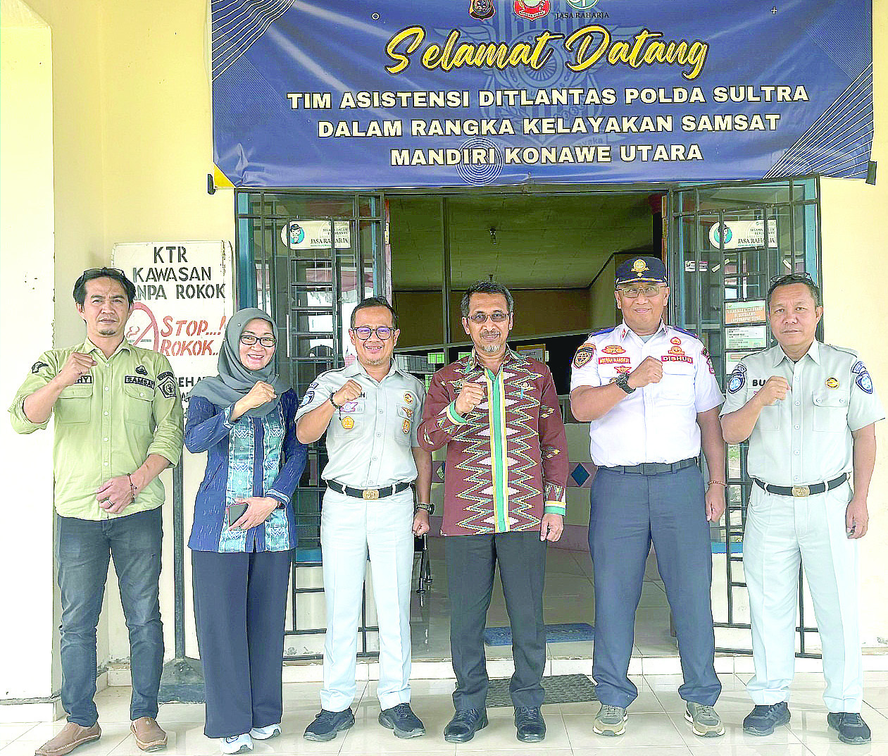 Pjs Bupati Konut, La Ode Saifuddin (3 dari kanan), didampingi Kepala Dinas Perhubungan (Dishub) Konut, Mirwan Mansyur (2 dari kanan), Kepala Cabang Jasa Raharja Sultra, Abdillah (3 dari kiri) bersama UPT Samsat Konut. (HELMIN TOSUKI / KENDARI POS)