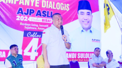 KAMPANYE TERBATAS : Calon Wali Kota Kendari Aksan Jaya Putra memaparkan program unggulan saat menggelar kampanye terbatas di Kelurahan Kambu. (IST)