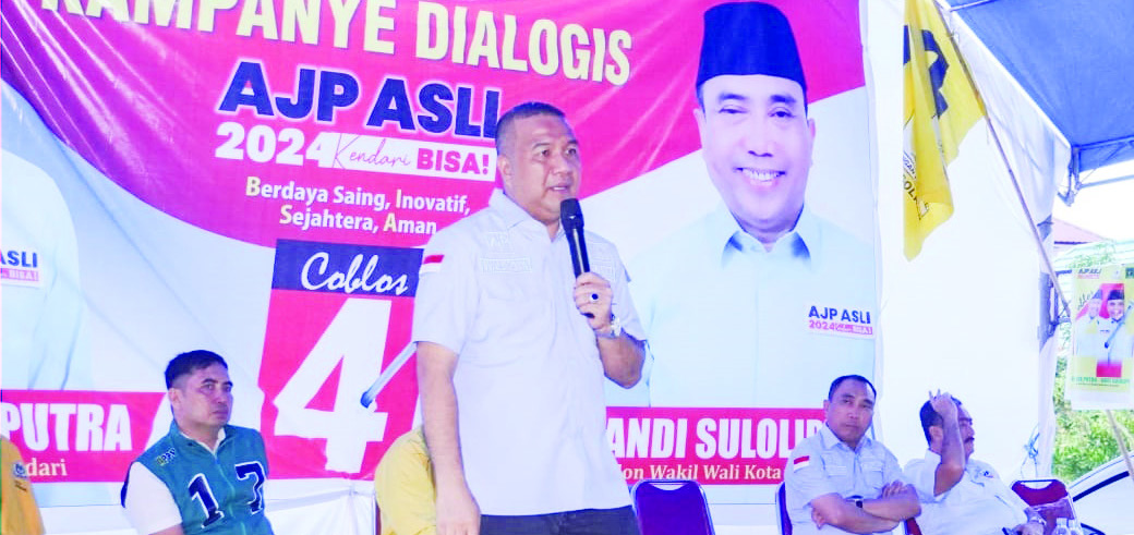 KAMPANYE TERBATAS : Calon Wali Kota Kendari Aksan Jaya Putra memaparkan program unggulan saat menggelar kampanye terbatas di Kelurahan Kambu. (IST)