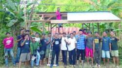 Calon Wakil Wali Kota Kendari, Sudirman (5 dari kanan) bersama masyarakat Kecamatan Mandonga memanfaatkan masa kampanye dengan blusukan untuk menjemput aspirasi dan simpati rakyat, Minggu (6/10/2024). (AGUS SETIAWAN / KENDARI POS)