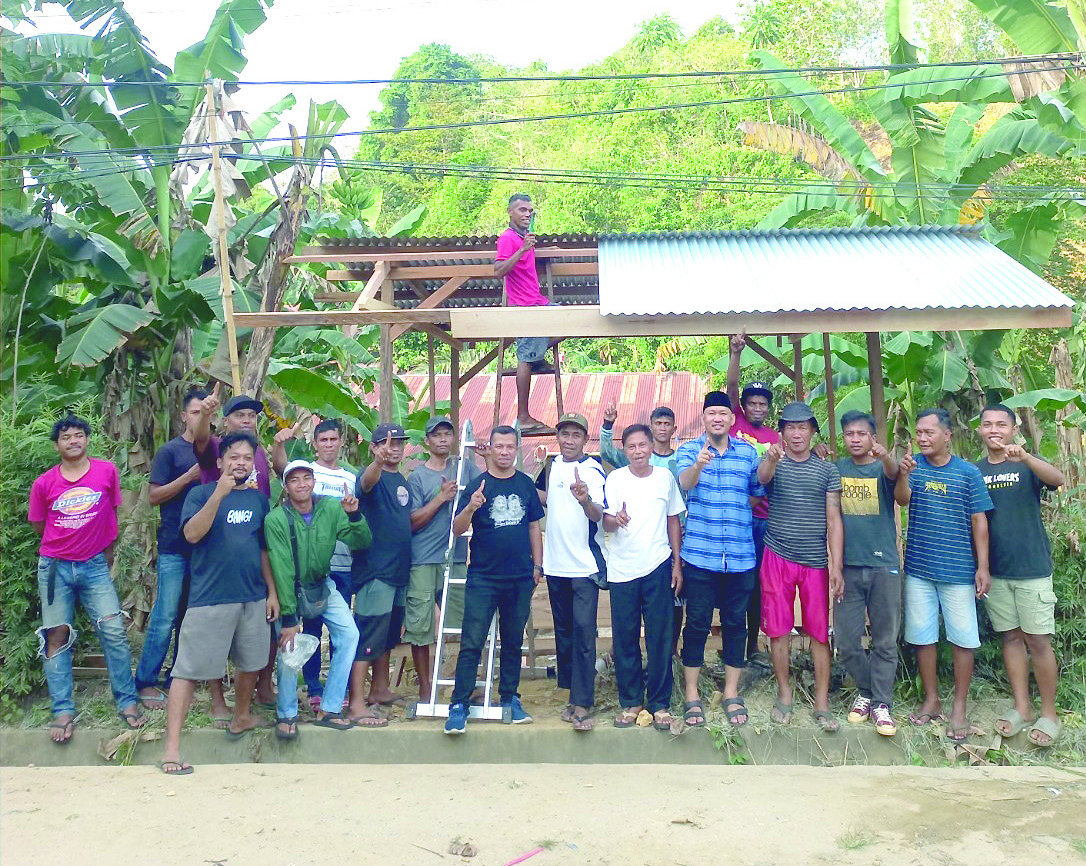 Calon Wakil Wali Kota Kendari, Sudirman (5 dari kanan) bersama masyarakat Kecamatan Mandonga memanfaatkan masa kampanye dengan blusukan untuk menjemput aspirasi dan simpati rakyat, Minggu (6/10/2024). (AGUS SETIAWAN / KENDARI POS)