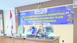 Dr. H. Mustakim, M.Si (kiri) saat memberikan materi tentang penulisan rilis berita kepada peserta pelatihan peningkatan kompetensi yang diikuti Ikatan Penyuluh Keluarga Berencana (IPeKB) se-Provinsi Sultra. (IST)