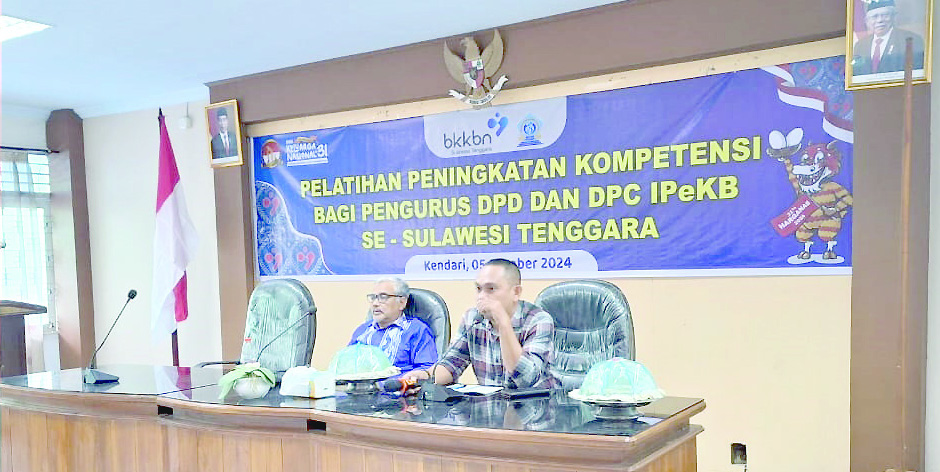 Dr. H. Mustakim, M.Si (kiri) saat memberikan materi tentang penulisan rilis berita kepada peserta pelatihan peningkatan kompetensi yang diikuti Ikatan Penyuluh Keluarga Berencana (IPeKB) se-Provinsi Sultra. (IST)