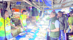 Calon Wakil Wali Kota Kendari, Andi Sulolipu tampak berdiskusi dengan penjual ikan. Dia mendapatkan sambutan hangat saat blusukan ke Pasar Panjang di Jalan Sorumba, Kelurahan Wuwua, Kecamatan Wuawua, Kota Kendari. (IST)