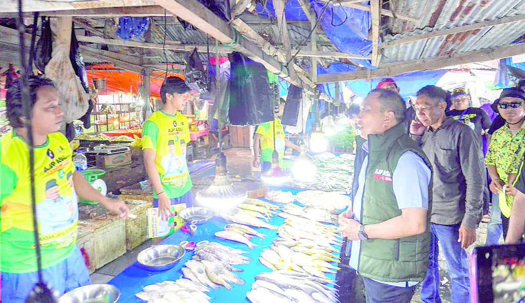 Calon Wakil Wali Kota Kendari, Andi Sulolipu tampak berdiskusi dengan penjual ikan. Dia mendapatkan sambutan hangat saat blusukan ke Pasar Panjang di Jalan Sorumba, Kelurahan Wuwua, Kecamatan Wuawua, Kota Kendari. (IST)