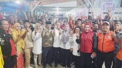 Pose bersama usai kampanye dialogis di Kelurahan RateRate, Kecamatan Tirawuta yang dihadiri mantan Bupati Koltim, H. Tony Herbiansyah, dan sekaligus menyatakan dukungan penuh kepada Paslon H. Arwin-H. Ismail, kemarin.