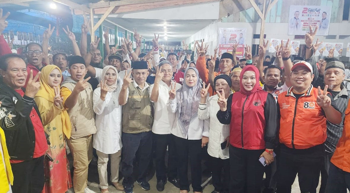 Pose bersama usai kampanye dialogis di Kelurahan RateRate, Kecamatan Tirawuta yang dihadiri mantan Bupati Koltim, H. Tony Herbiansyah, dan sekaligus menyatakan dukungan penuh kepada Paslon H. Arwin-H. Ismail, kemarin.