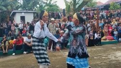 TRADISI LELUHUR : Suasana pesta rakyat Poriwangaa di Sumur Tua Desa Rombo, Kecamatan Kulisusu yang dihadiri Asisten I Setkab Butur, Mansur, S.Sos, M.Si.