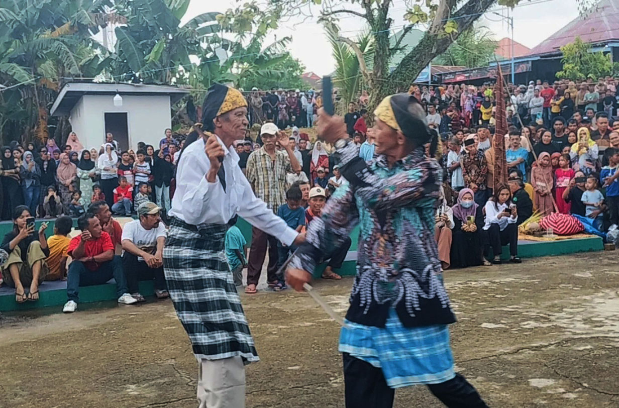 TRADISI LELUHUR : Suasana pesta rakyat Poriwangaa di Sumur Tua Desa Rombo, Kecamatan Kulisusu yang dihadiri Asisten I Setkab Butur, Mansur, S.Sos, M.Si.