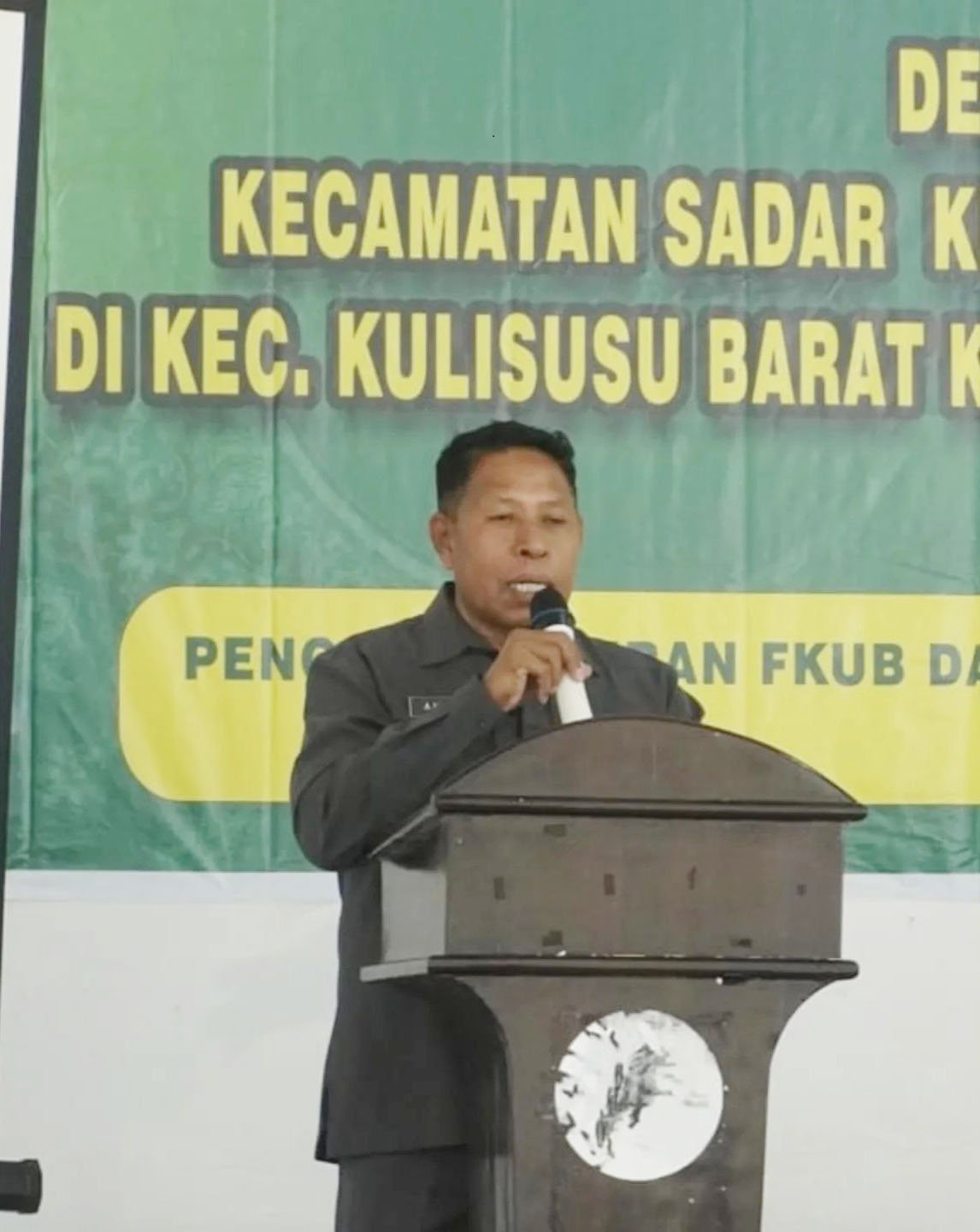 DINAS KOMINFO KABUPATEN BUTON UTARA FOR KENDARI POS MERAWAT KEMAJEMUKAN : Wakil Bupati Butur, Ahali, ketika menghadiri pencanangan kecamatan sadar kerukunan di otoritanya yang digagas FKUB Provinsi Sulawesi Tenggara.