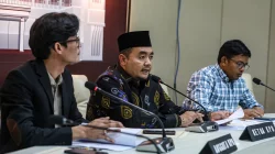 Ketua KPU RI Mochammad Afifuddin (tengah) bersama Anggota KPU RI August Mellaz (kiri) dan Idham Holik (kanan) memberikan keterangan kepada media terkait perkembangan penerimaan pendaftaran Pencalonan kepala daerah Pilkada Serentak Tahun 2024 di kantor KPU RI, Jakarta, Jumat (30/8/2024). (Salman Toyibi/Jawa Pos)