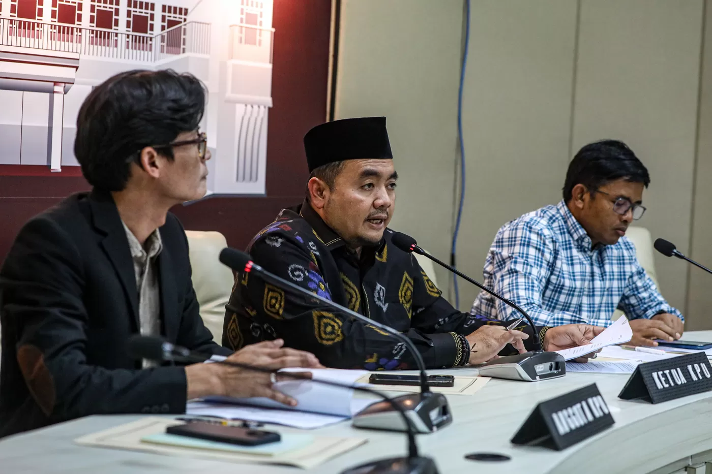 Ketua KPU RI Mochammad Afifuddin (tengah) bersama Anggota KPU RI August Mellaz (kiri) dan Idham Holik (kanan) memberikan keterangan kepada media terkait perkembangan penerimaan pendaftaran Pencalonan kepala daerah Pilkada Serentak Tahun 2024 di kantor KPU RI, Jakarta, Jumat (30/8/2024). (Salman Toyibi/Jawa Pos)