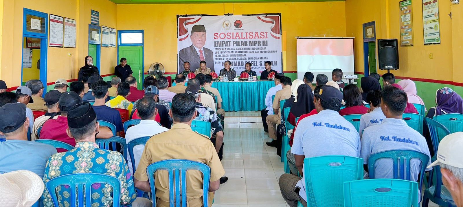 ZULFADLY NUR/KENDARI POS KOMITMEN BANGSA : Anggota DPR/MPR RI, H. Ahmad Safei saat menghadiri sosialisasi empat pilar kebangsaan di Aula Kelurahan Tandebura, kemarin.