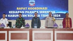 TOLAK POLITIK UANG : Ketua KPU Kolaka, Abdul Rahman, melakukan penandatanganan deklarasi bersama sukseskan Pilkada yang disaksikan Ketua PDA Kolaka, Hj. Andi Tenri Gau dan Rektor ITBM, Wardi, kemarin