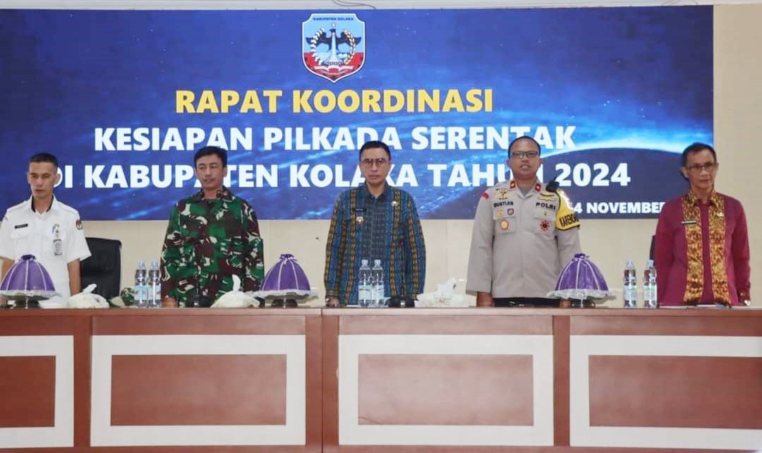 TOLAK POLITIK UANG : Ketua KPU Kolaka, Abdul Rahman, melakukan penandatanganan deklarasi bersama sukseskan Pilkada yang disaksikan Ketua PDA Kolaka, Hj. Andi Tenri Gau dan Rektor ITBM, Wardi, kemarin