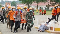 DINAS KOMINFO KABUPATEN KONAWE FOR KENDARI POS SIAP SIAGA : Simulasi penanggulangan gempa bumi yang digelar BPBD Konawe dalam upaya mitigasi dan peningkatan kesiapsiagaan masyarakat menghadapi bencana alam.