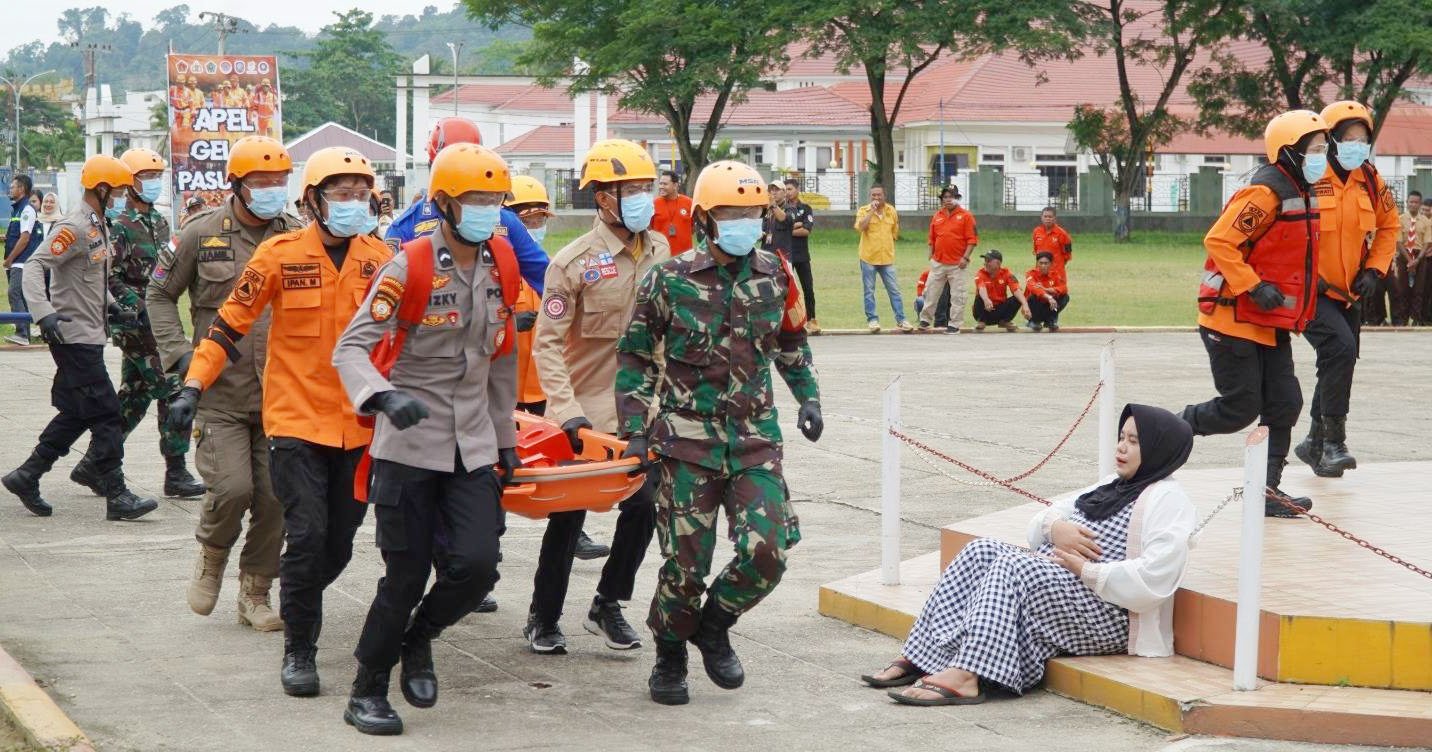 DINAS KOMINFO KABUPATEN KONAWE FOR KENDARI POS SIAP SIAGA : Simulasi penanggulangan gempa bumi yang digelar BPBD Konawe dalam upaya mitigasi dan peningkatan kesiapsiagaan masyarakat menghadapi bencana alam.