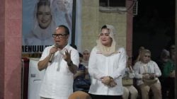 Calon Bupati Konawe, Harmin Ramba (kiri) dan calon Wakil Bupati Konawe, Dessy Indah Rachmat (kanan) dalam sebuah kampanye, baru-baru ini