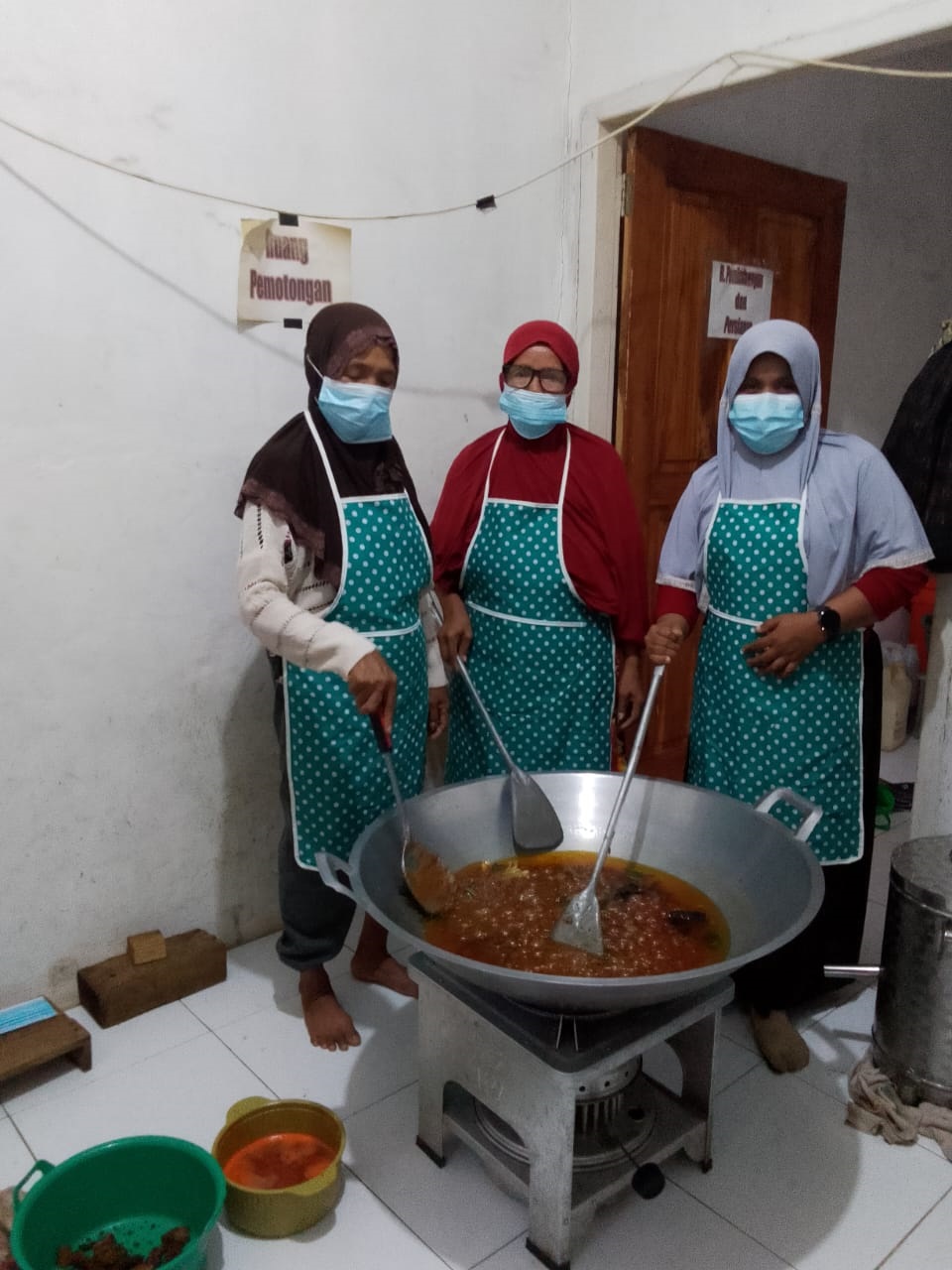 Proses pembuatan abon tuna di rumah produksi Ingkita, dikelola oleh kelompok perempuan setempat sebagai upaya pemberdayaan ekonomi kreatif