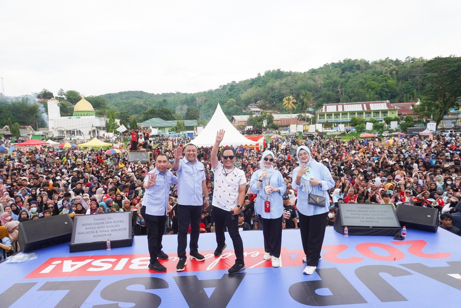 Pasangan calon Wali Kota dan Wakil Wali Kota Kendari nomor urut 4, Aksan Jaya Putra/AJP (2 dari kiri) dan Andi Sulolipu (kiri) bersama istri masing-masing dan vokalis Wali Band, Haji Farhan Zainal Muttaqin atau Faank (tengah) dalam kampanye akbar di Lapangan Benu Benua, Kota Kendari, Kamis (21/11/2024).