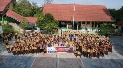 Tim road to school Kendari Pos dan Telkomsel yang dipimpin Wakil Direktur Kendari Pos, Awal Nurjadin bersama manajemen Telkomsel Kendari, Kepala SMPN 17 Kendari, Hj. Syahwiah Rahim, guru-guru dan siswa SMPN 17 Kendari, Kamis (21/11/2024).