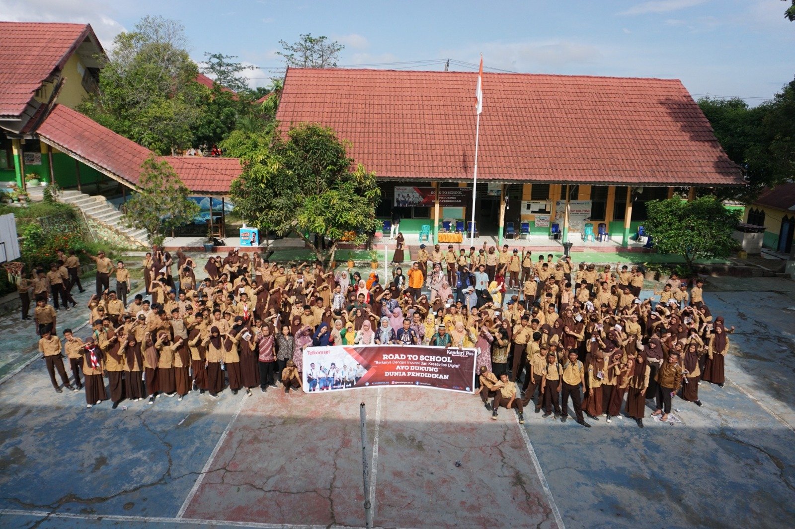 Tim road to school Kendari Pos dan Telkomsel yang dipimpin Wakil Direktur Kendari Pos, Awal Nurjadin bersama manajemen Telkomsel Kendari, Kepala SMPN 17 Kendari, Hj. Syahwiah Rahim, guru-guru dan siswa SMPN 17 Kendari, Kamis (21/11/2024).