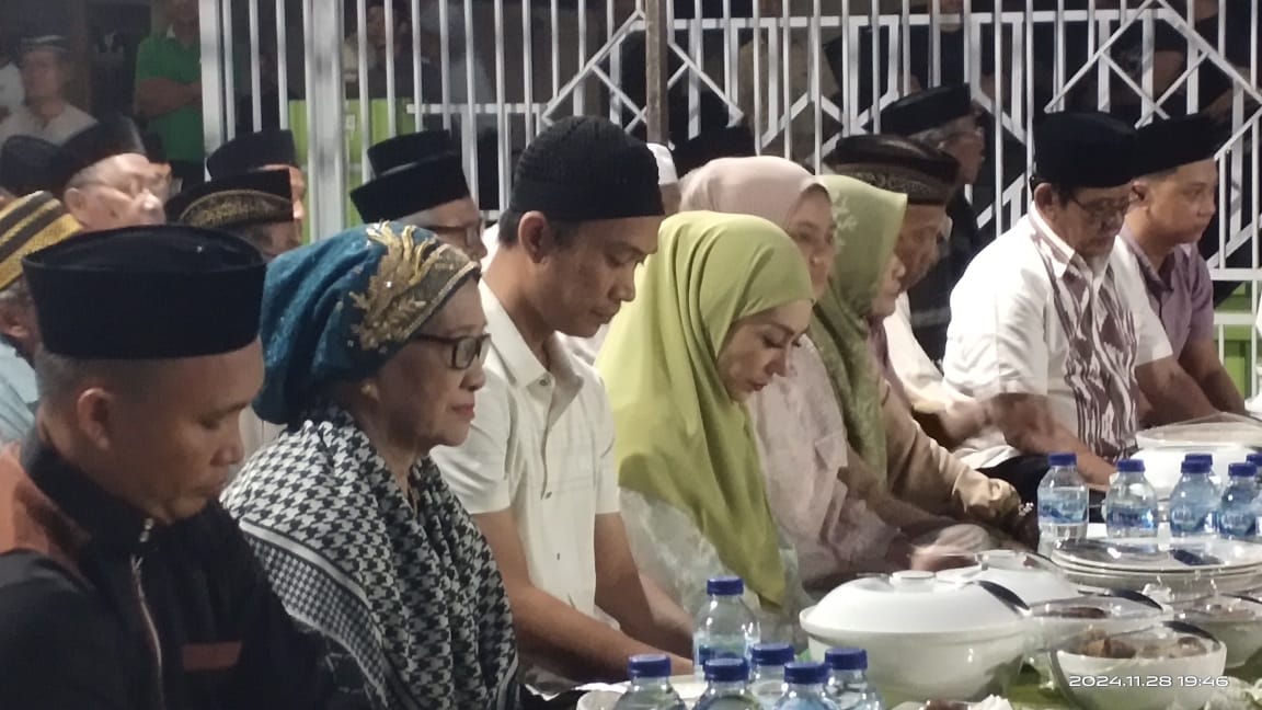 HELMIN TOSUKI / KENDARI POS Calon Bupati Konut, Ikbar (3 dari kiri) bersama istri dan ibunda saat menggelar yasinan yang dihadiri tim pemenanga, relawan dan simpatisan di Desa Basule, Kecamatan Lasolo.