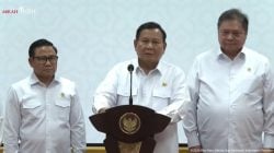 Presiden Prabowo Subianto (tengah) mengumumkan kenaikan upah minimum 2025 sebesar 6,5 persen di Istana Kepresidenan Jakarta, Jumat (29/11/2024).