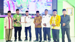 Karo Kesra Setda Sultra, Iwan Susanto (3 dari kiri) mewakili Pj Gubernur Sultra menerima SK Menteri Agama RI terkait penetapan Provinsi Sultra sebagai STQH tingkat Nasional tahun 2025, baru-baru ini. (BIRO ADPIM PEMPROV SULTRA)