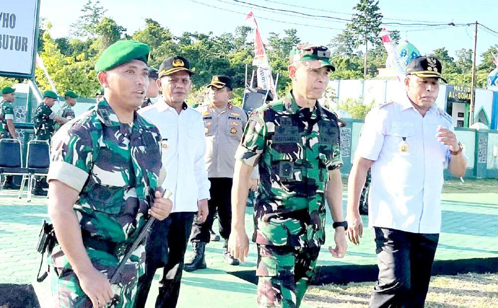 LINTAS SEKTOR : Wakil Bupati Butur, Kompol (Purn) Ahali (kanan) ketika menyambut kedatangan Kasdam XIV/Hasanuddin, Brigjen TNI Rusmili, dalam rangka penutupan TMMD ke-122 di Makodim 1429 Buton Utara. (DINAS KOMINFO KABUPATEN BUTON UTARA FOR KENDARI POS)