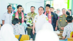 Pj Gubernur Sultra Andap Budhi Revianto (tengah) Wakil Ketua Komisi II DPR RI, Bahtra Banong (2 dari kiri) bersama rombongan meninjau uji coba makan siang bergizi gratis di SMAN 4 Kendari, Rabu (6/11/2024). Makan siang bergizi gratis bagi siswa ini adalah program unggulan Presiden Prabowo. (BIRO ADPIM PEMPROV SULTRA)