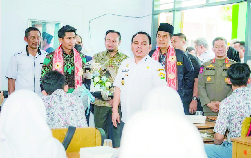 Pj Gubernur Sultra Andap Budhi Revianto (tengah) Wakil Ketua Komisi II DPR RI, Bahtra Banong (2 dari kiri) bersama rombongan meninjau uji coba makan siang bergizi gratis di SMAN 4 Kendari, Rabu (6/11/2024). Makan siang bergizi gratis bagi siswa ini adalah program unggulan Presiden Prabowo. (BIRO ADPIM PEMPROV SULTRA)